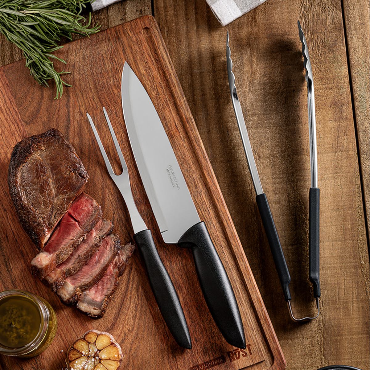Kit Churrasco Tramontina com faca, garfo e pegador em inox Kit Churrasco Tramontina com faca, garfo e pegador em inox