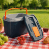 caixa térmica no jardim