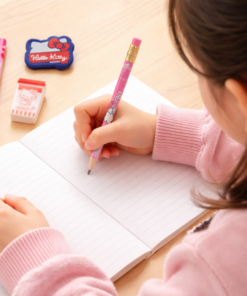 O Kit Lápis Escolar Hello Kitty para Meninas é a escolha perfeita para tornar a rotina escolar mais divertida, organizada e cheia de estilo.