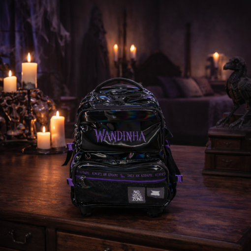 Mochila de Rodinha Wandinha Holográfica Preta Escolar