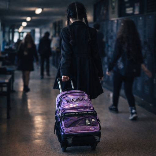 Kit Mochila Wandinha com Rodinhas Estojo + 24 canetinhas de Brinde