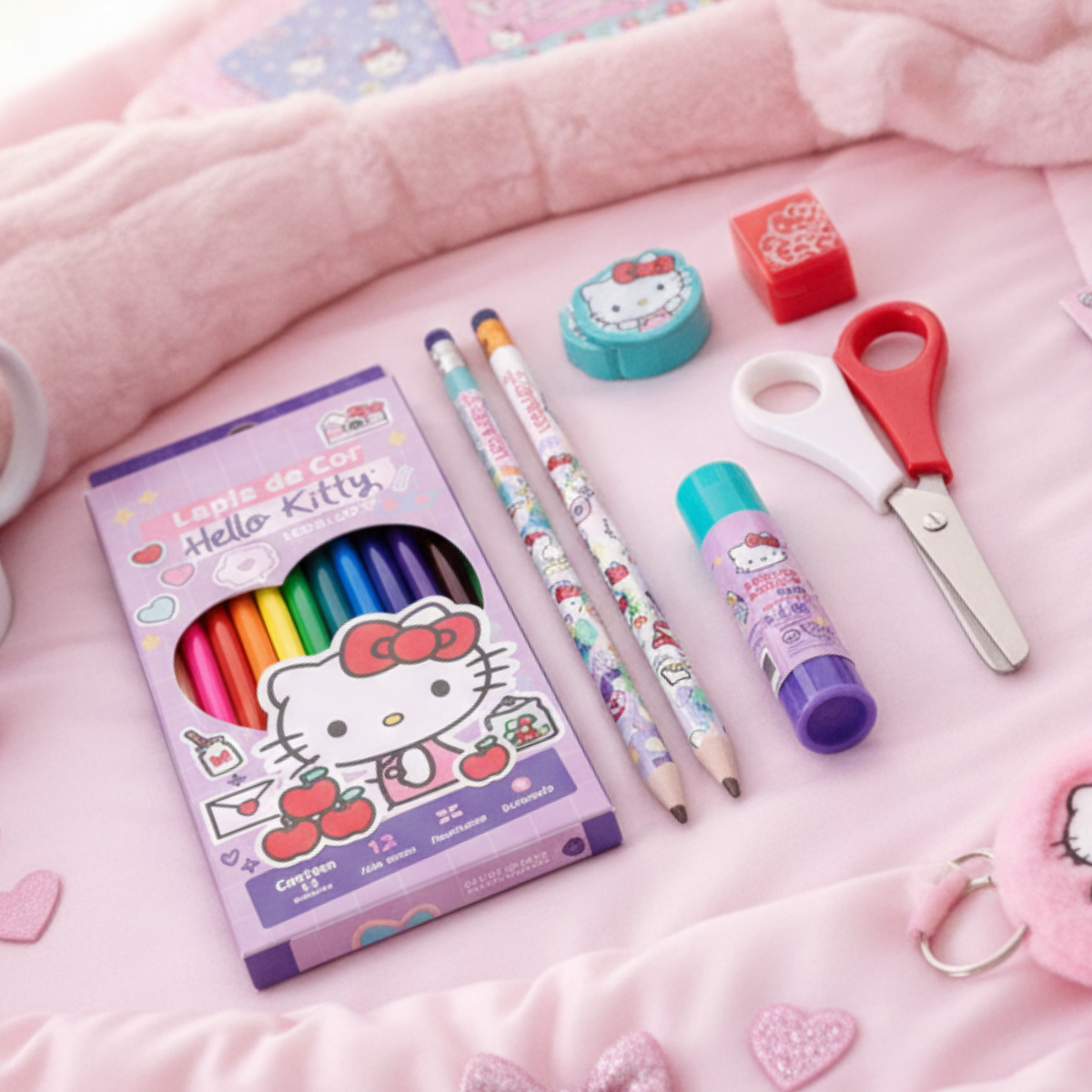 O Kit Lápis Escolar Hello Kitty para Meninas é a escolha perfeita para tornar a rotina escolar mais divertida, organizada e cheia de estilo.