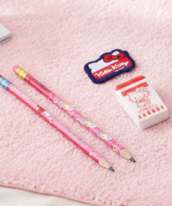 O Kit Lápis Escolar Hello Kitty para Meninas é a escolha perfeita para tornar a rotina escolar mais divertida, organizada e cheia de estilo.